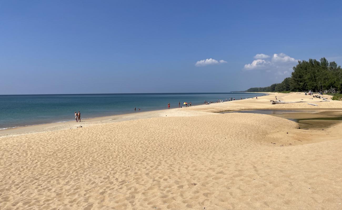 Mai Khao Beach - Airport'in fotoğrafı parlak kum yüzey ile