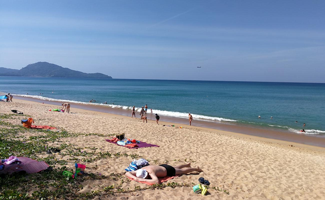 Mai Khao beach'in fotoğrafı parlak kum yüzey ile