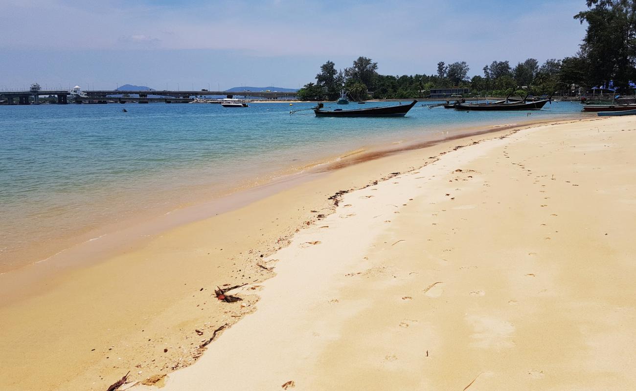 Pak Phra Beach'in fotoğrafı parlak kum yüzey ile