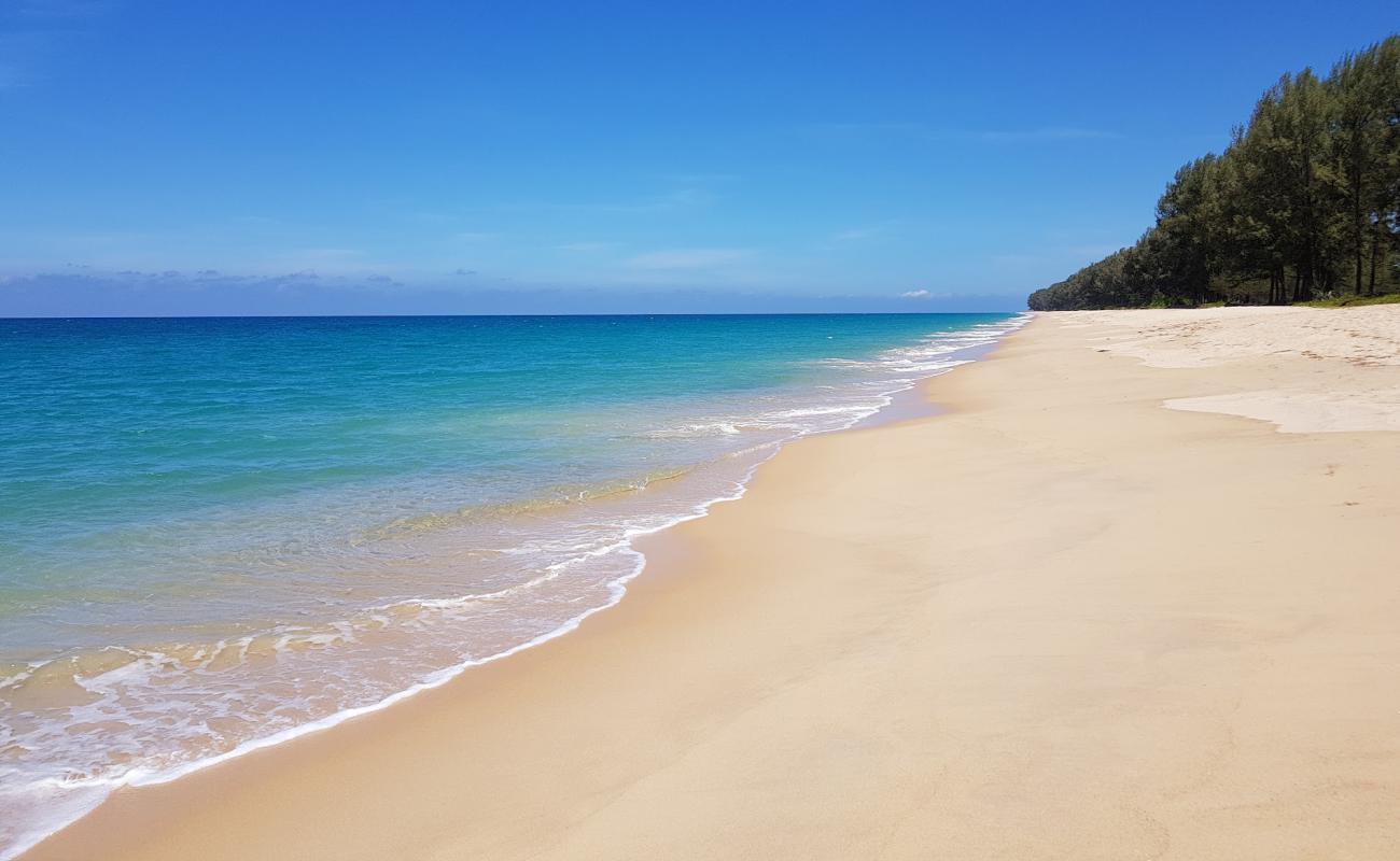 Thaimuang Beach'in fotoğrafı parlak ince kum yüzey ile