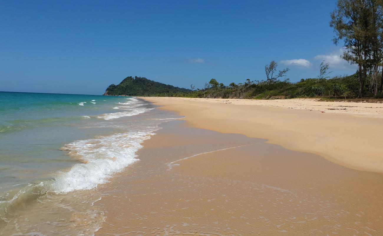 Khao Na Yak Golden Beach'in fotoğrafı parlak ince kum yüzey ile