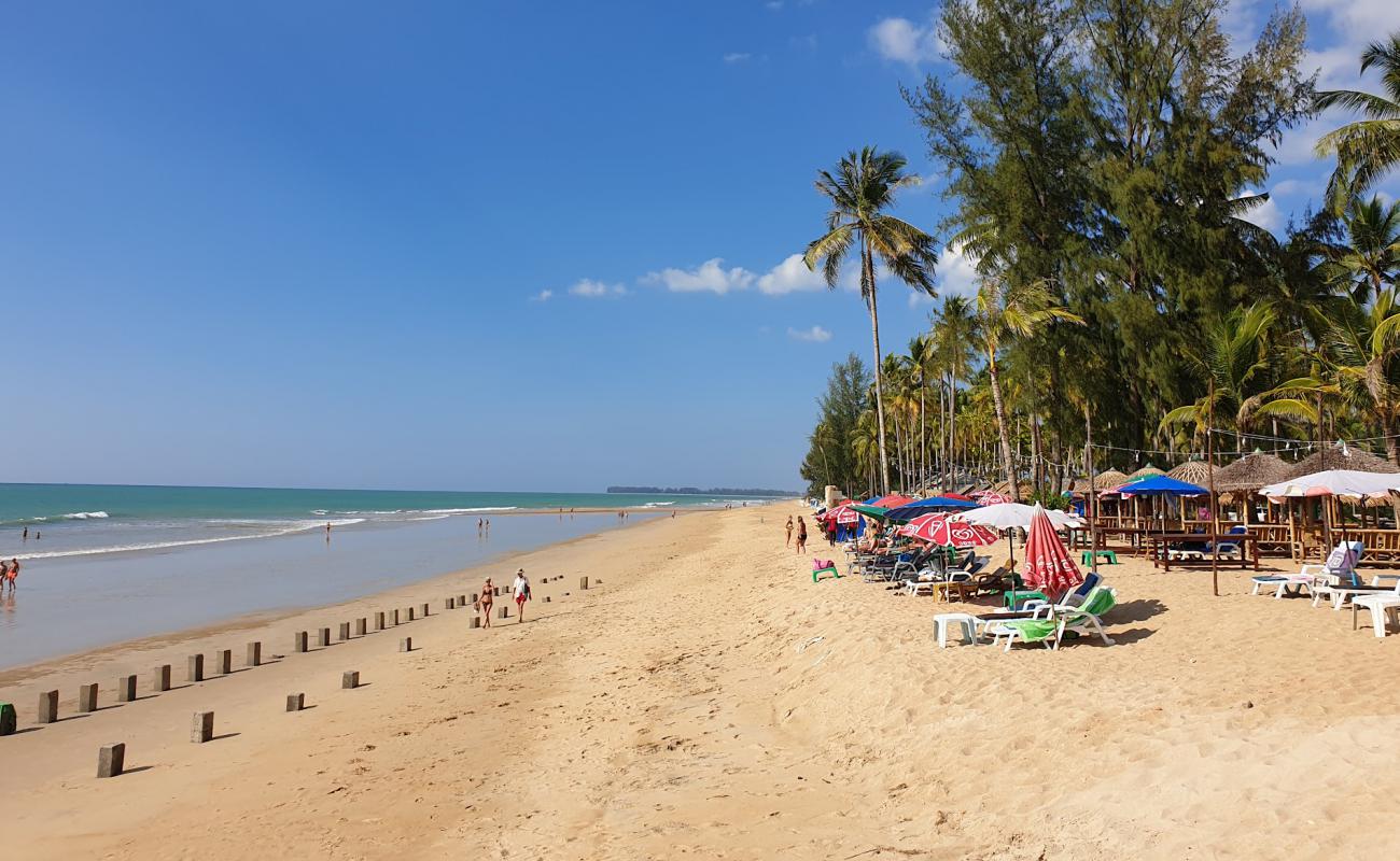 Khuekkhak Beach'in fotoğrafı parlak ince kum yüzey ile