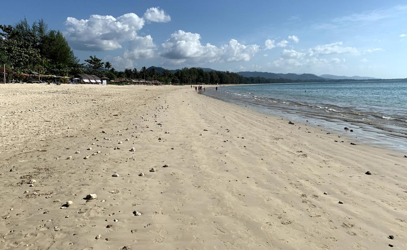 Hat Thap Tawan Beach'in fotoğrafı parlak kum yüzey ile