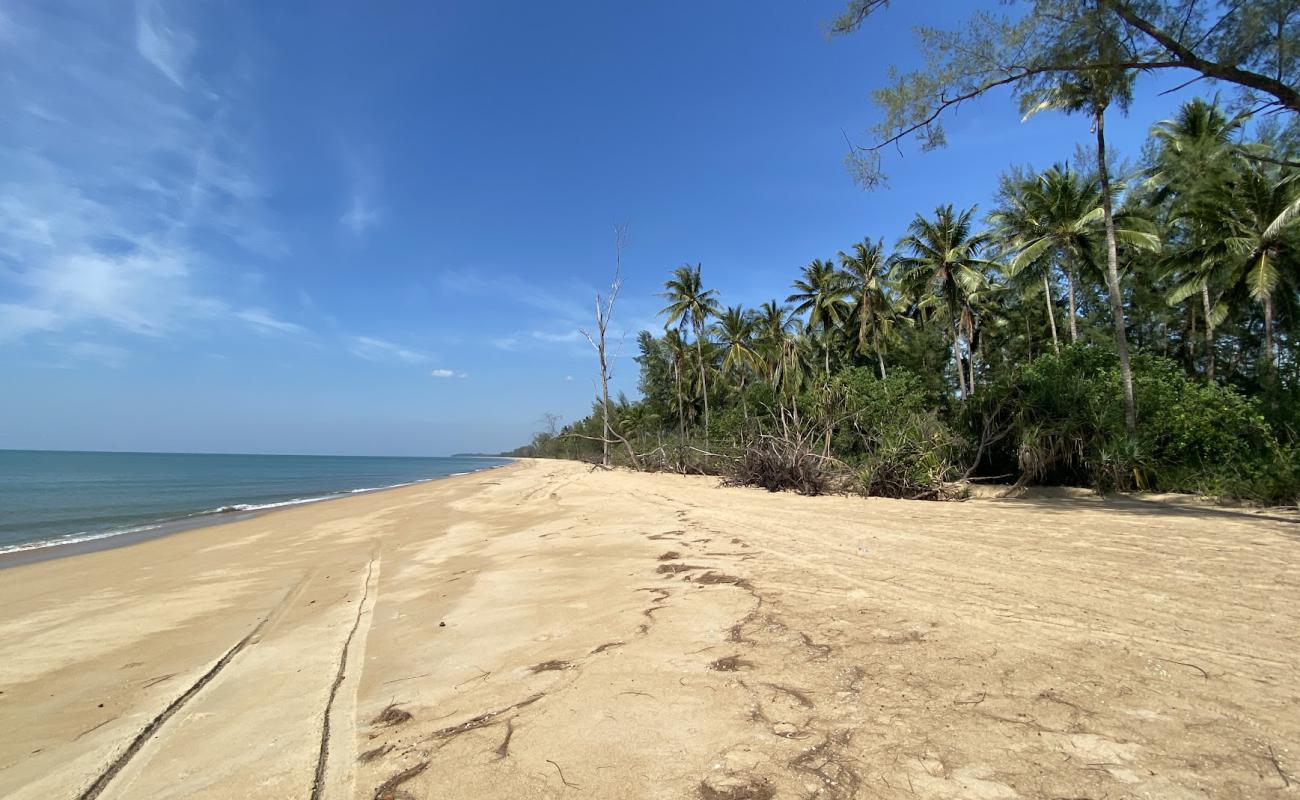 Ko Pkhra Tong Beach'in fotoğrafı parlak kum yüzey ile