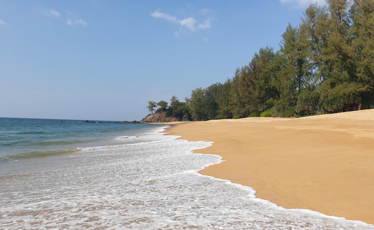Ko Phra Thong Beach II'in fotoğrafı açık bej kum yüzey ile