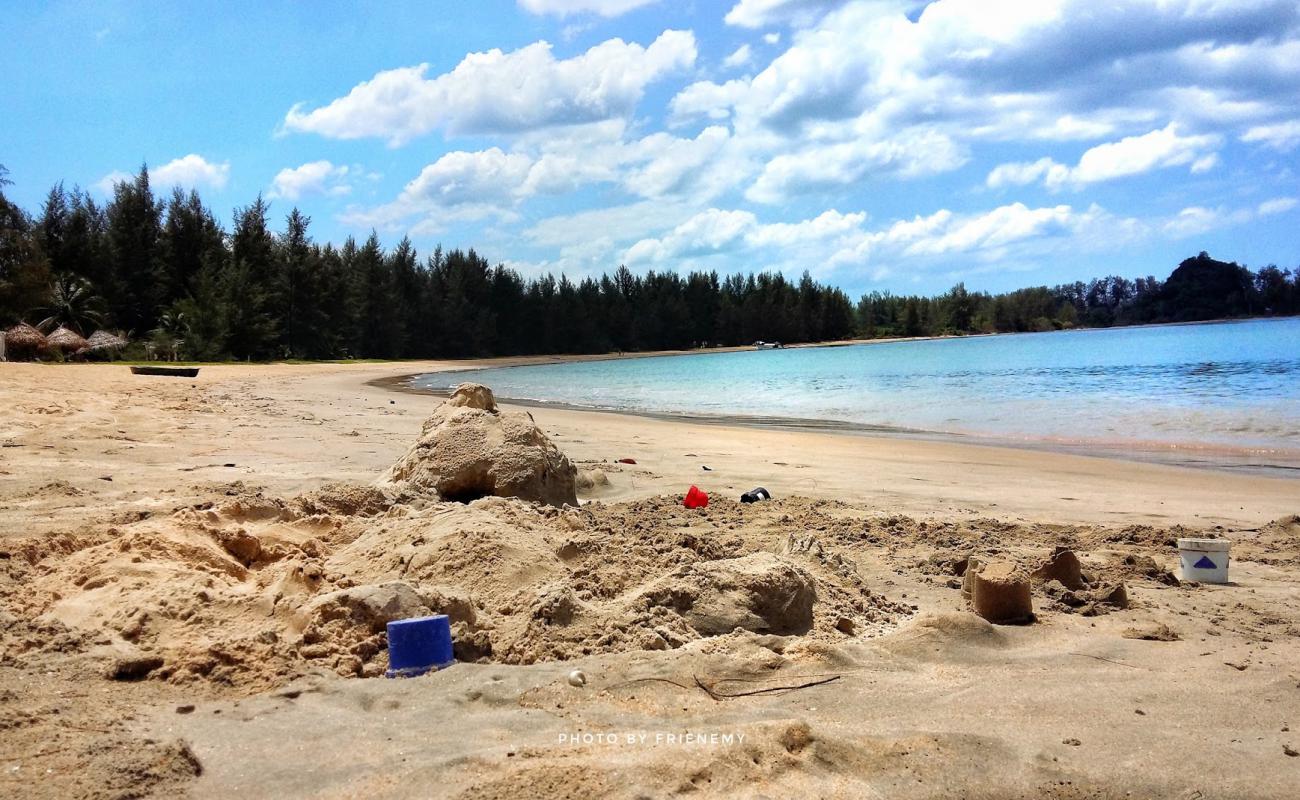 Phrathong Beach'in fotoğrafı parlak kum yüzey ile