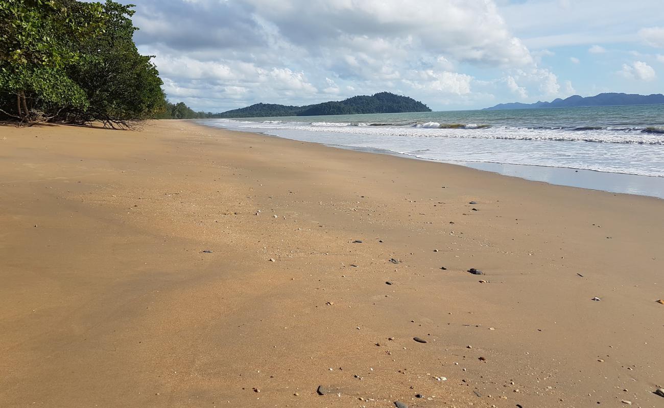 Hat Ao Khoei Beach'in fotoğrafı parlak kum yüzey ile