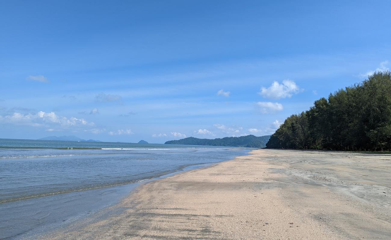 Baan Prukraksa Beach'in fotoğrafı gri kum yüzey ile