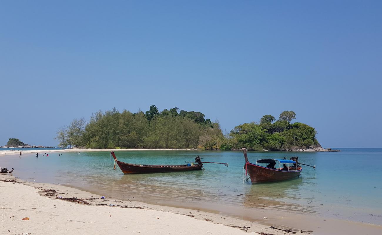 Ao Kao Kvay Beach'in fotoğrafı parlak ince kum yüzey ile