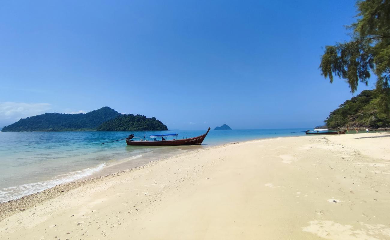 Ko Khang Khao Beach'in fotoğrafı parlak kum yüzey ile