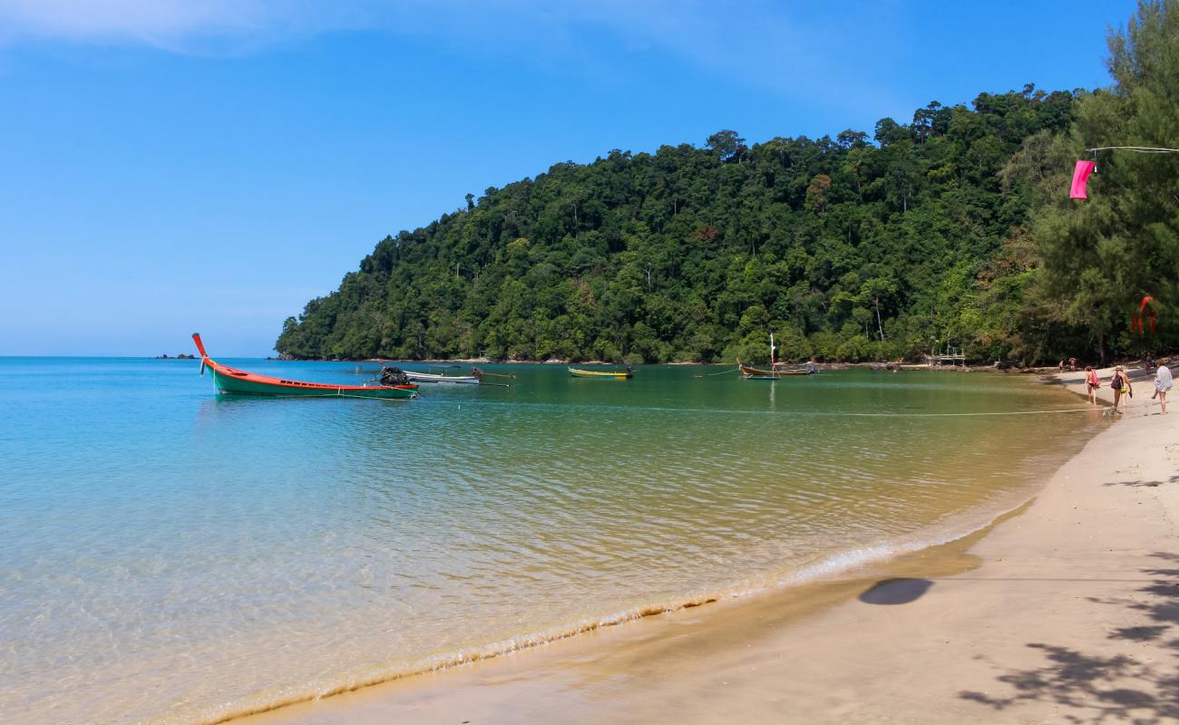 Ao Khao Kwai Beach'in fotoğrafı açık bej kum yüzey ile