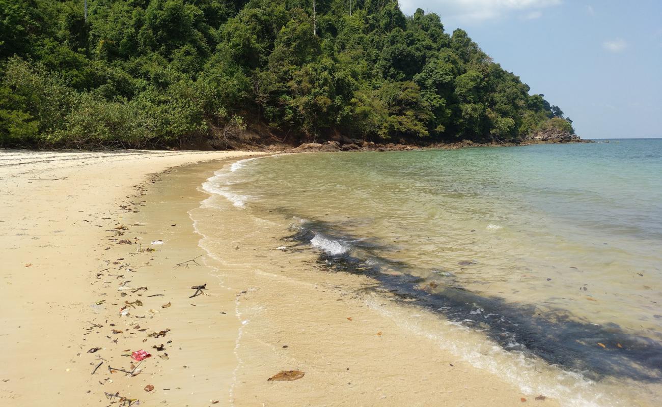 Ao Pai Beach'in fotoğrafı parlak kum yüzey ile