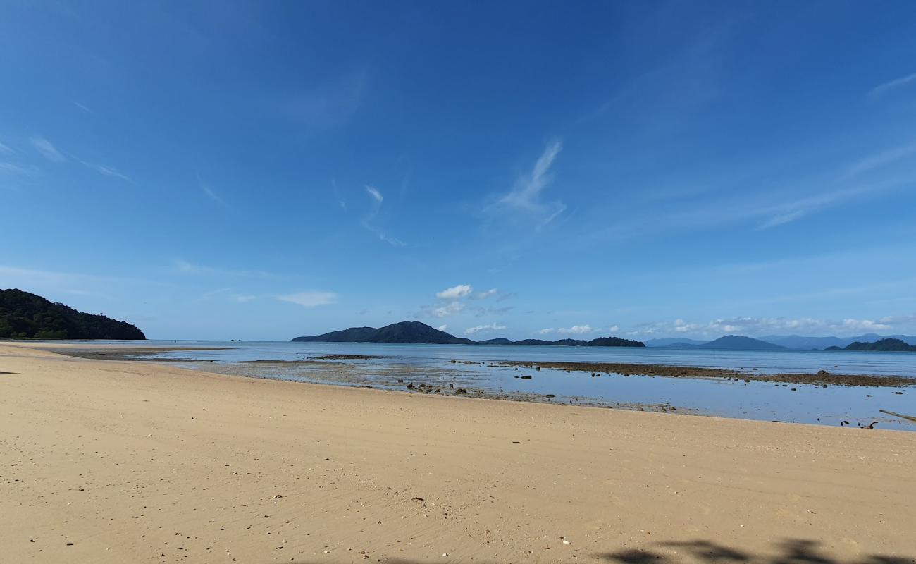 Aow Hin Kwai Beach'in fotoğrafı parlak kum yüzey ile