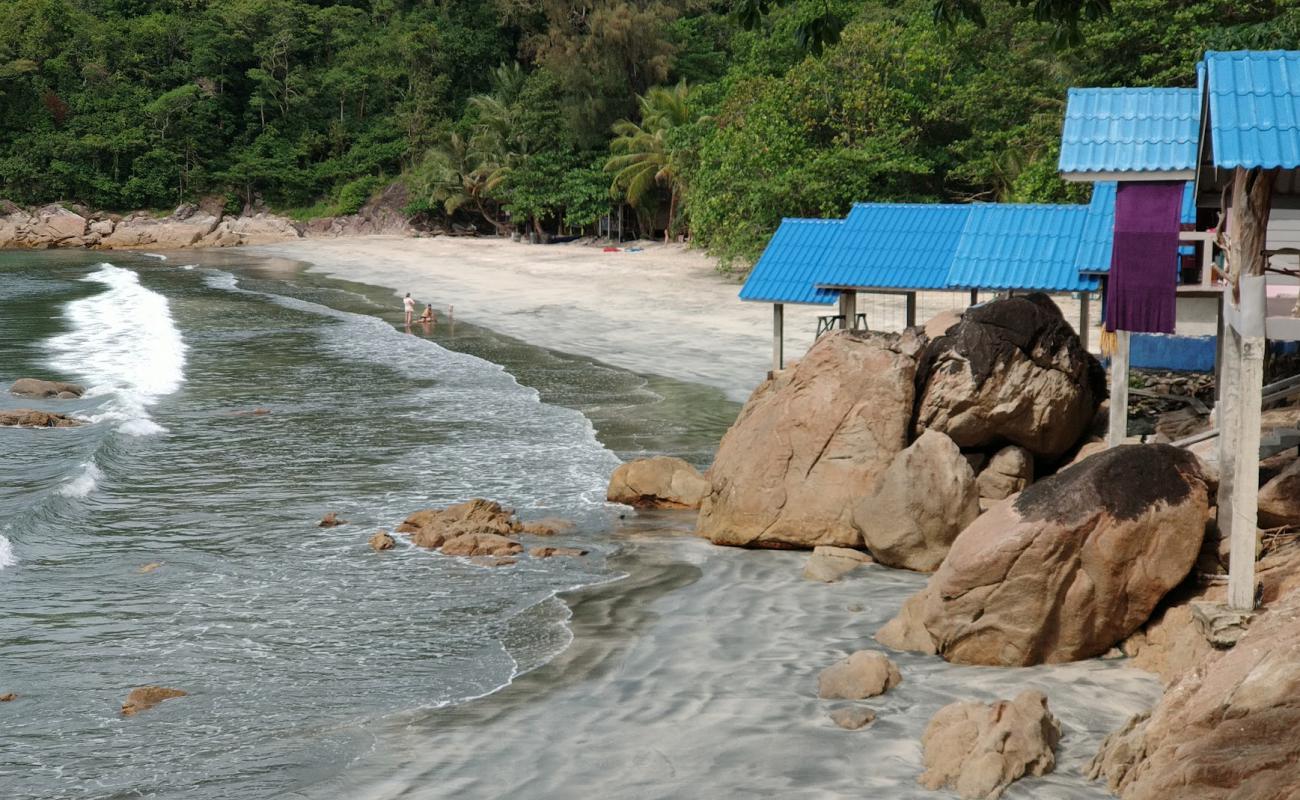 Koh Chang Beach'in fotoğrafı açık bej kum yüzey ile