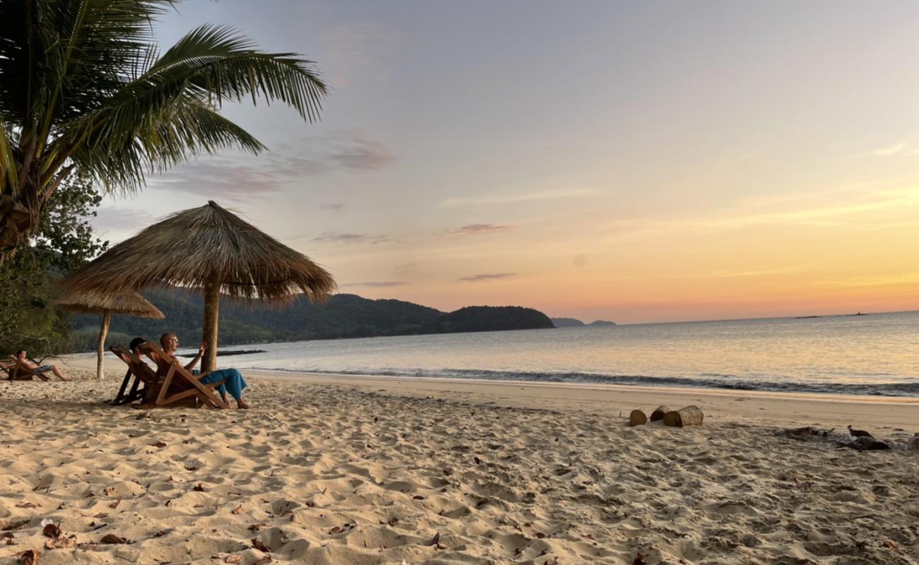 Om Tao Beach'in fotoğrafı parlak kum yüzey ile