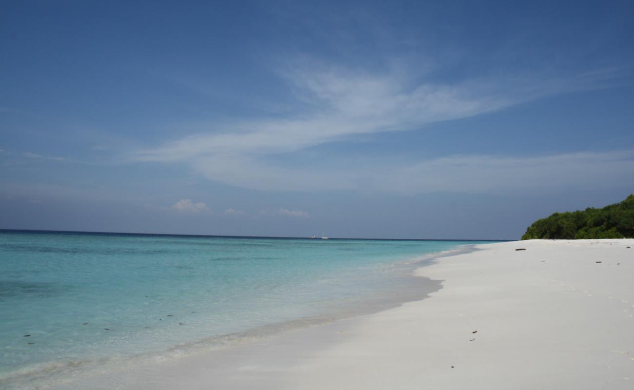 Ko Huyong Beach'in fotoğrafı beyaz ince kum yüzey ile