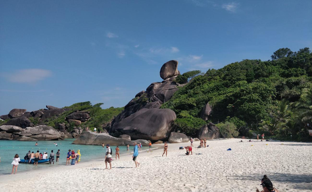 Ao Kuerk Bay Beach'in fotoğrafı beyaz ince kum yüzey ile