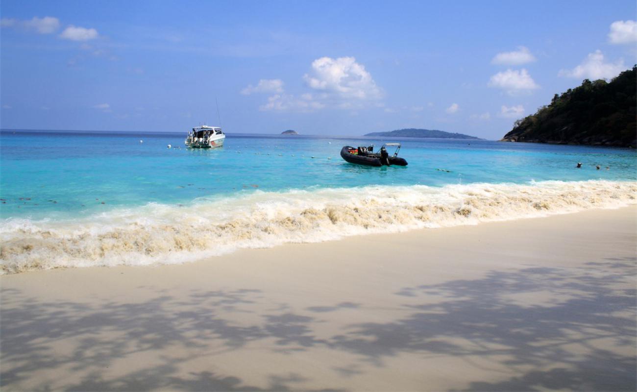 Lam Kaen Beach'in fotoğrafı beyaz kum yüzey ile