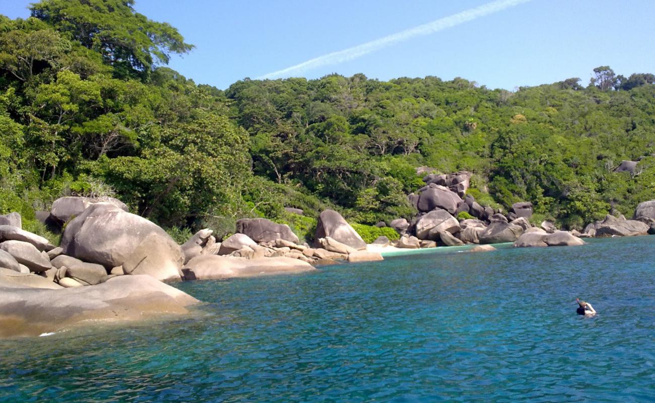 Ko Bangu Beach'in fotoğrafı parlak kum ve kayalar yüzey ile