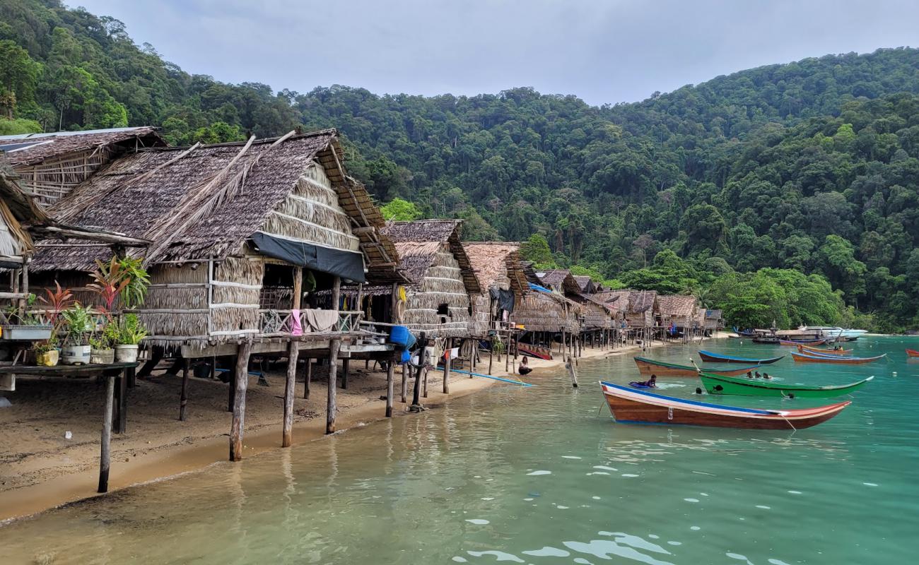 Moken community beach'in fotoğrafı parlak kum yüzey ile