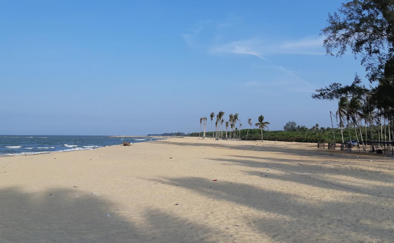 Pulau Panjang Beach'in fotoğrafı açık bej kum yüzey ile