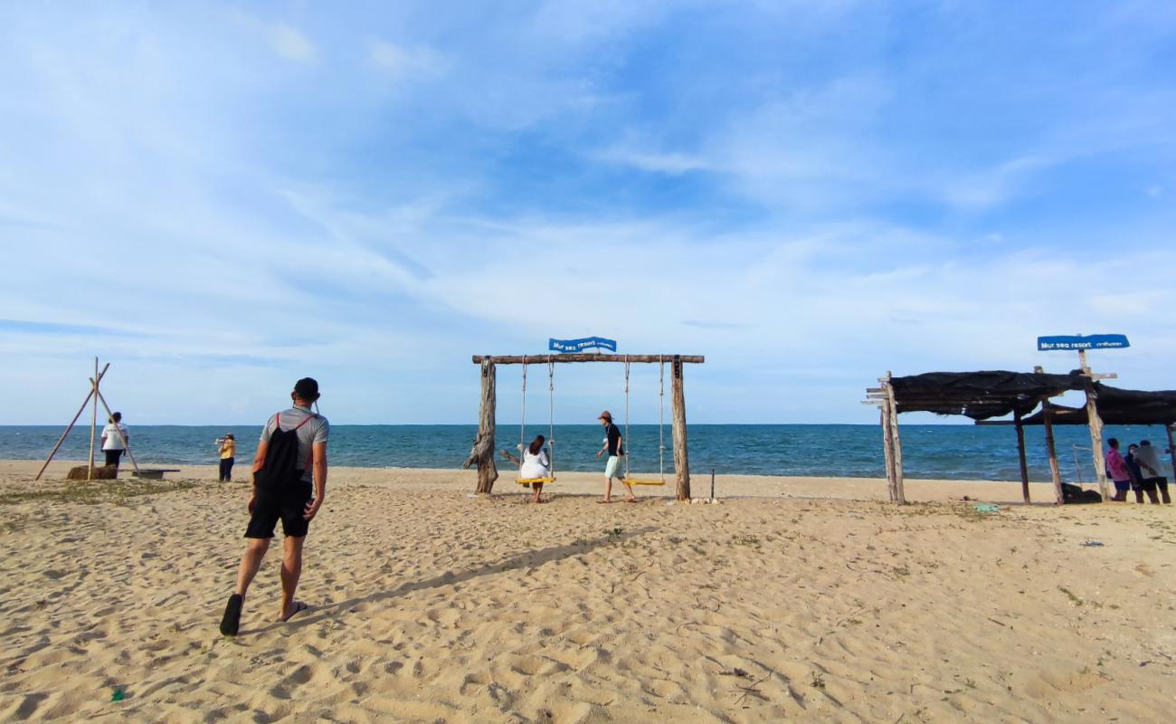 Kaluwo Nuea Beach'in fotoğrafı parlak kum yüzey ile