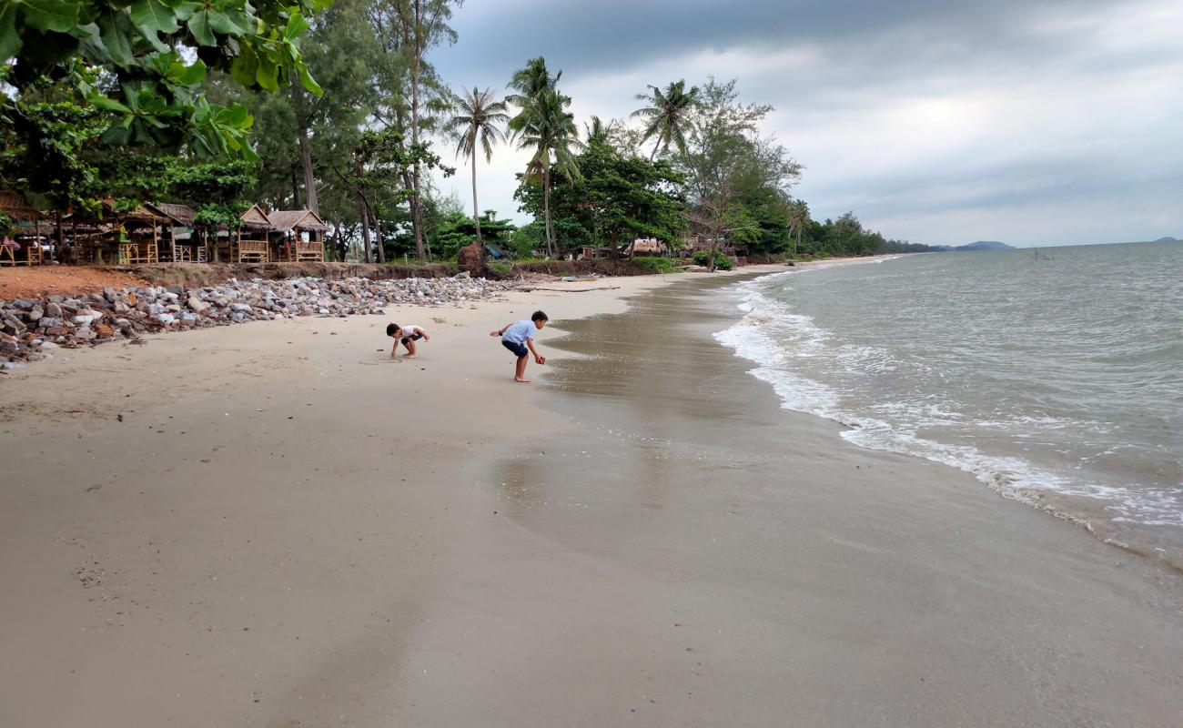 Soi Sawan Beach'in fotoğrafı açık bej kum yüzey ile