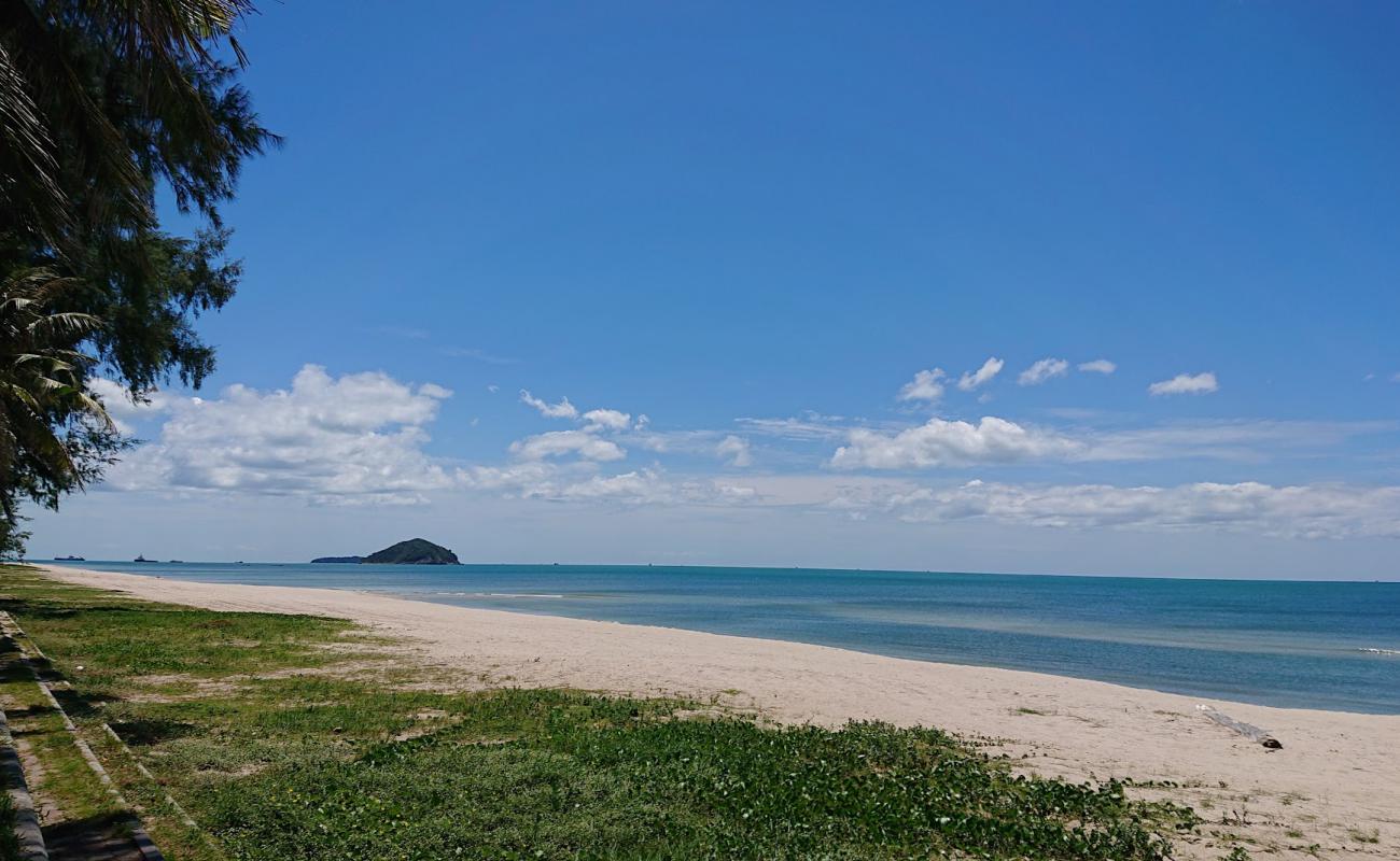 Chalatat Beach'in fotoğrafı açık bej kum yüzey ile