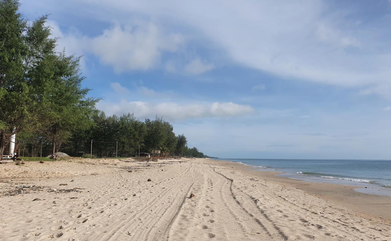 Maharat Beach'in fotoğrafı beyaz kum yüzey ile