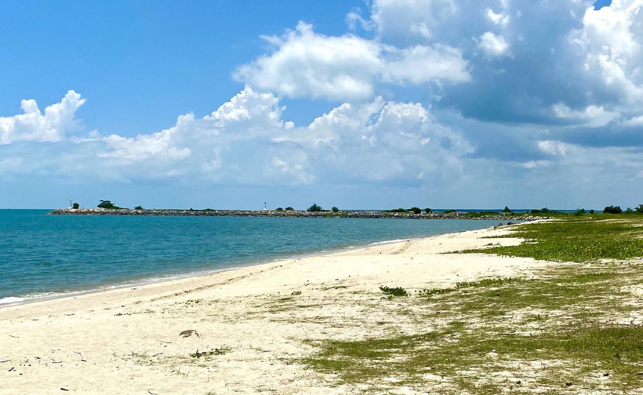 Tha Soong Beach'in fotoğrafı beyaz kum yüzey ile