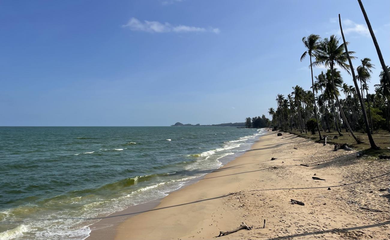 Thung Sai Beach'in fotoğrafı açık bej kum yüzey ile