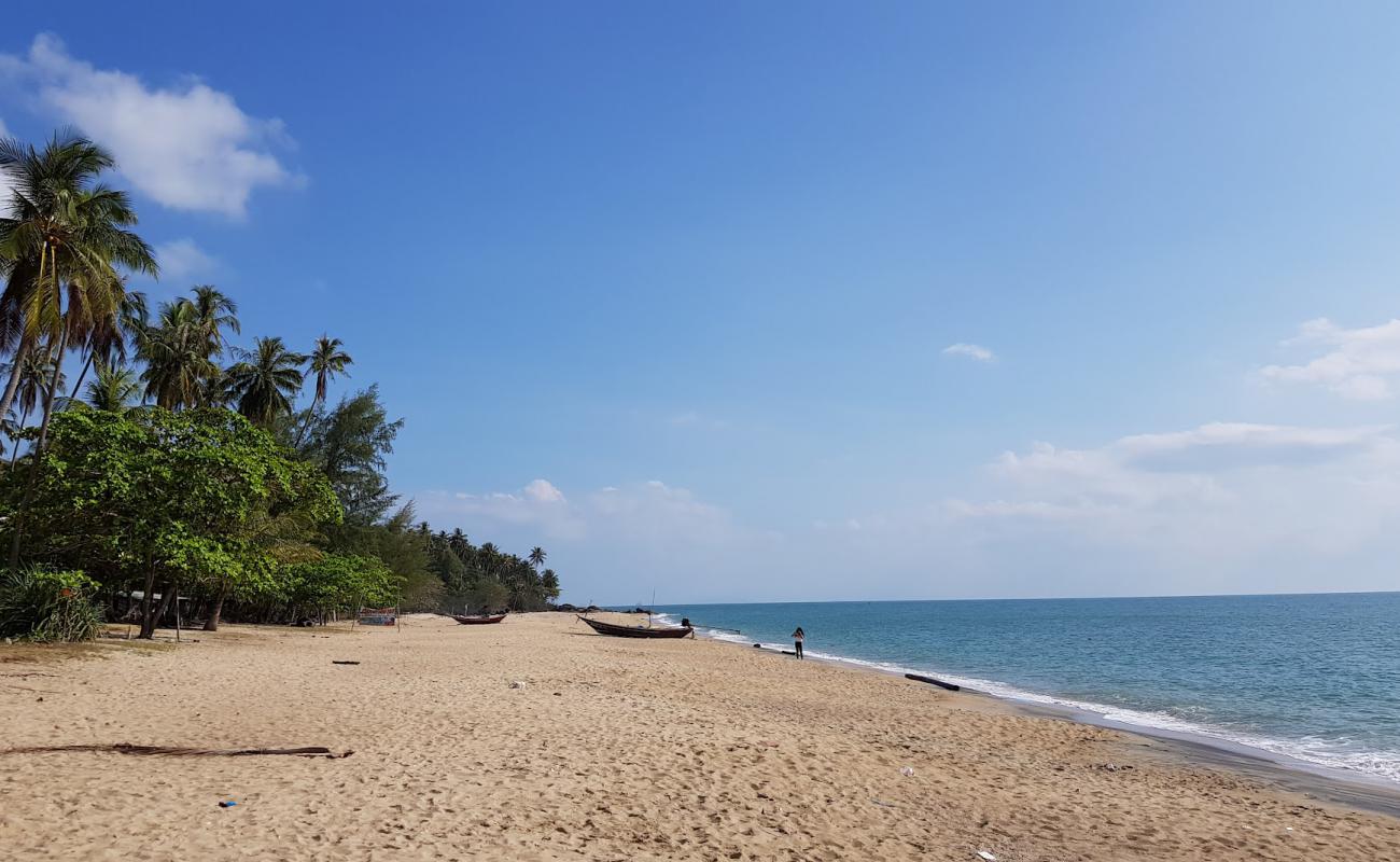 Phlai Dam Beach'in fotoğrafı açık bej kum yüzey ile