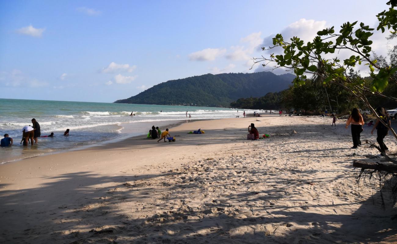 Nai Phlao Beach'in fotoğrafı parlak kum yüzey ile