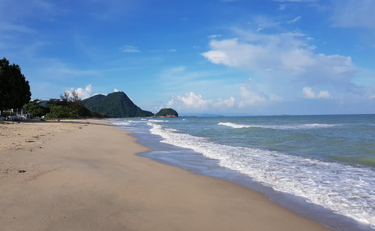 Khanom Beach'in fotoğrafı açık bej kum yüzey ile