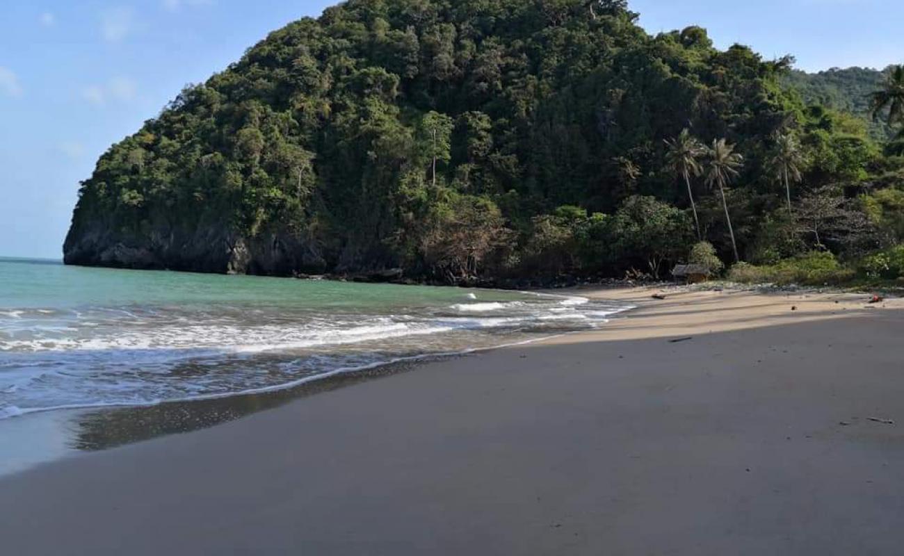 Thong Tha Bay'in fotoğrafı açık bej kum yüzey ile
