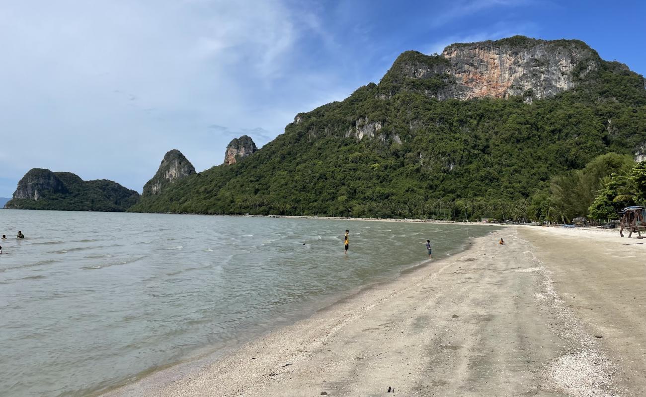 Nangkham Beach'in fotoğrafı açık bej kum yüzey ile
