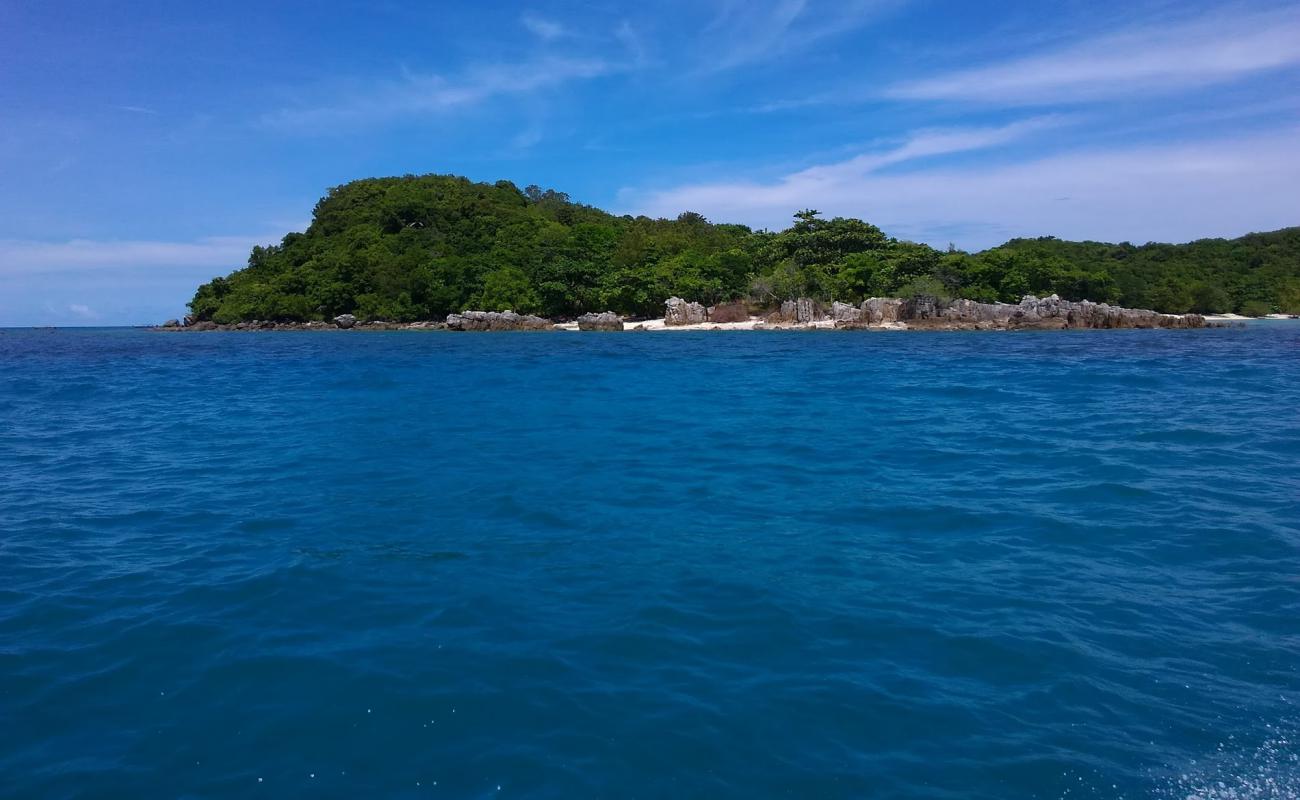 Ko Wang Nai'in fotoğrafı bej kum ve kayalar yüzey ile