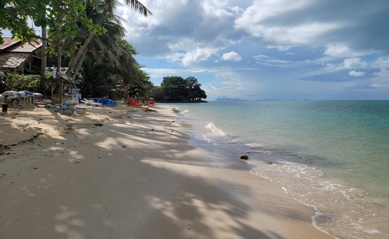 Bang Por Beach'in fotoğrafı parlak ince kum yüzey ile