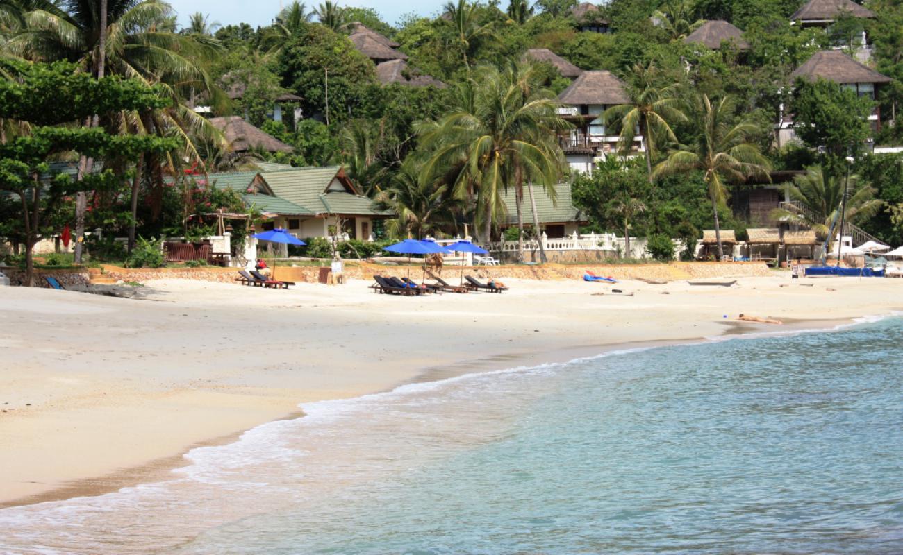 İdilli Samui Plajı'in fotoğrafı beyaz kum yüzey ile