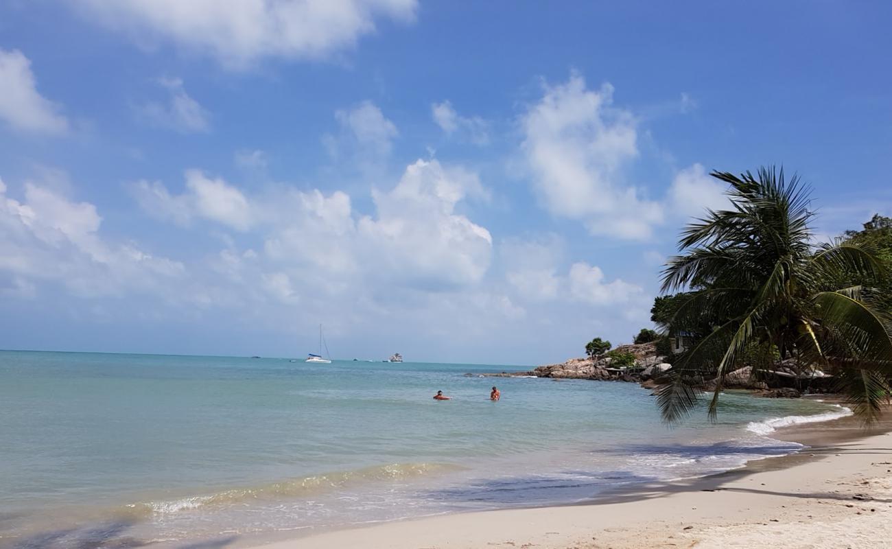 Thongson Bay beach'in fotoğrafı beyaz kum yüzey ile