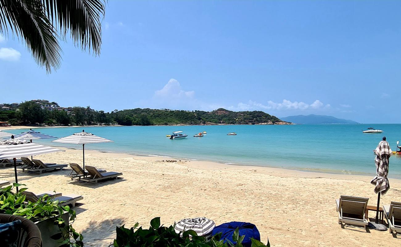 Choeng Mon Plajı'in fotoğrafı beyaz kum yüzey ile