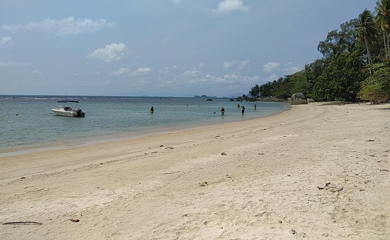 Natien Beach'in fotoğrafı parlak kum yüzey ile