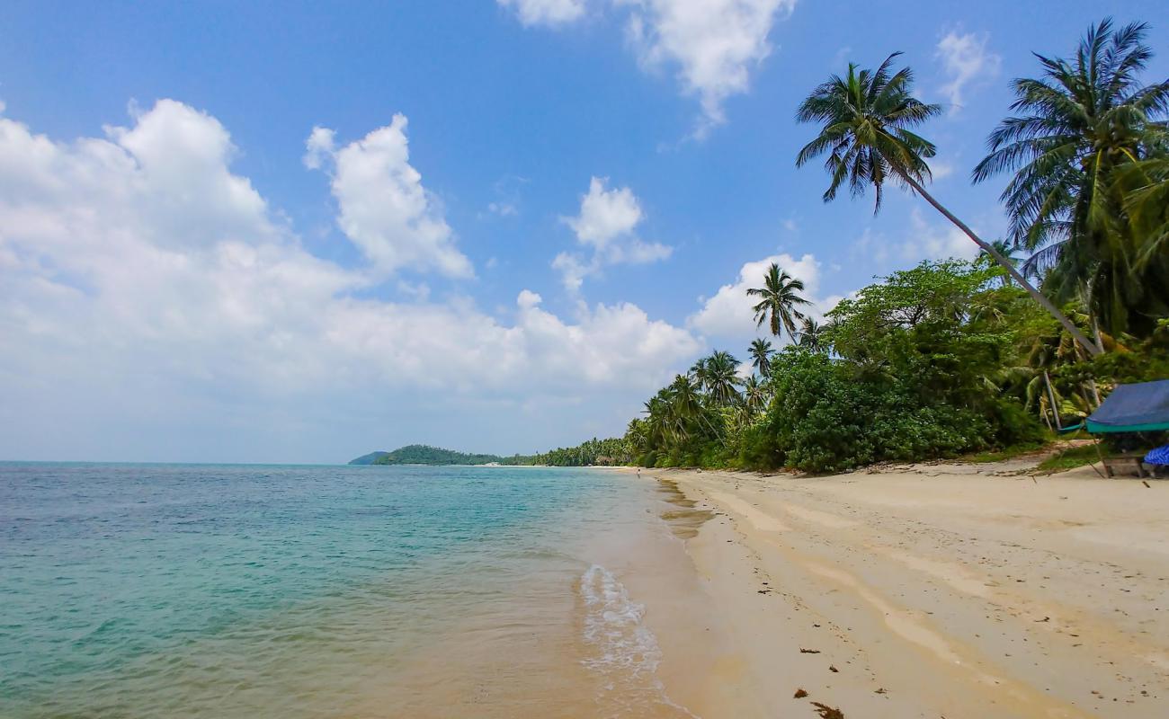 Baan Leo Beach'in fotoğrafı parlak kum yüzey ile