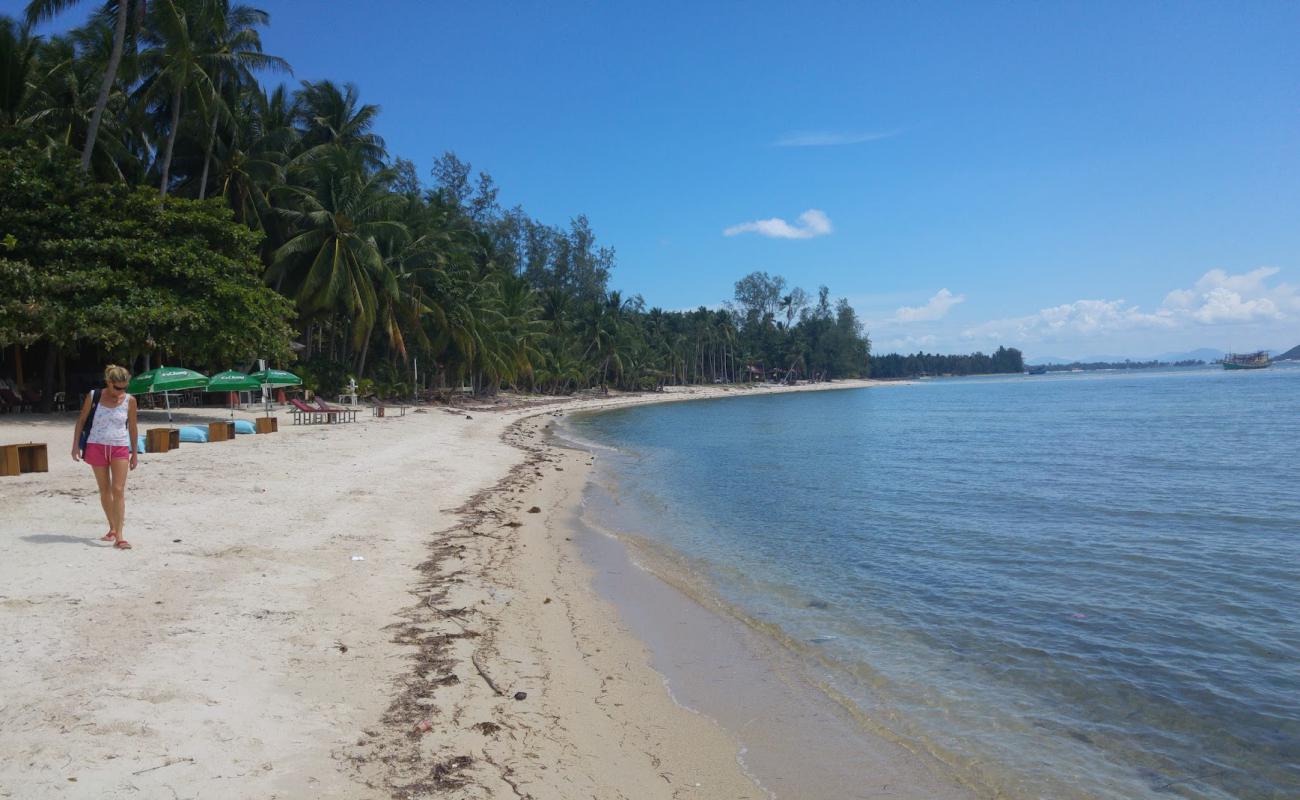 Nathon Beach'in fotoğrafı parlak kum yüzey ile