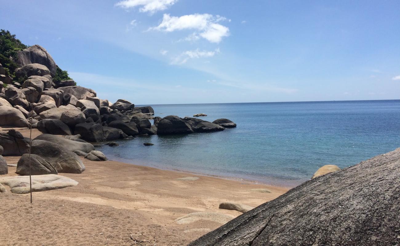 Mao Bay Beach'in fotoğrafı parlak kum yüzey ile