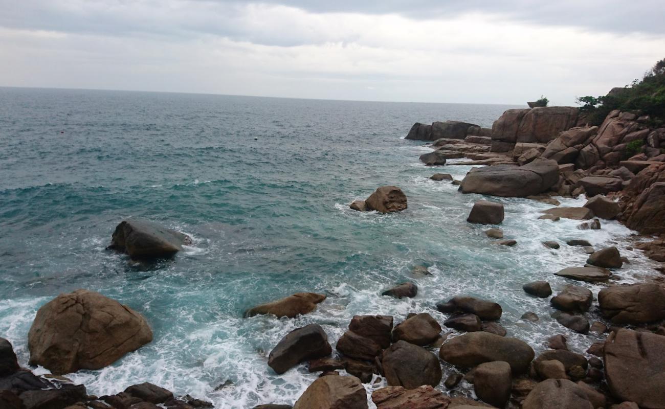 Lang Khai Bay Beach'in fotoğrafı bej kum ve kayalar yüzey ile
