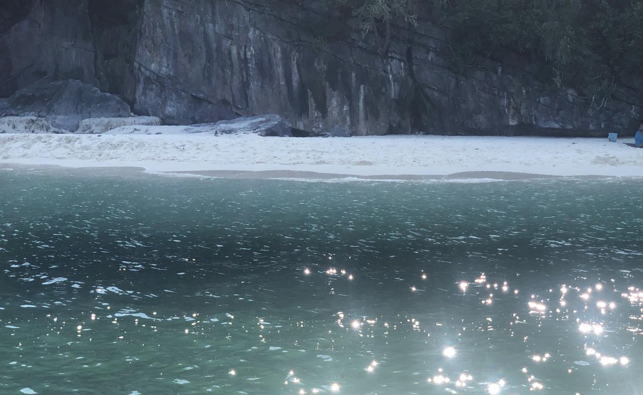 Ko Wua Kantang Beach'in fotoğrafı parlak kum yüzey ile