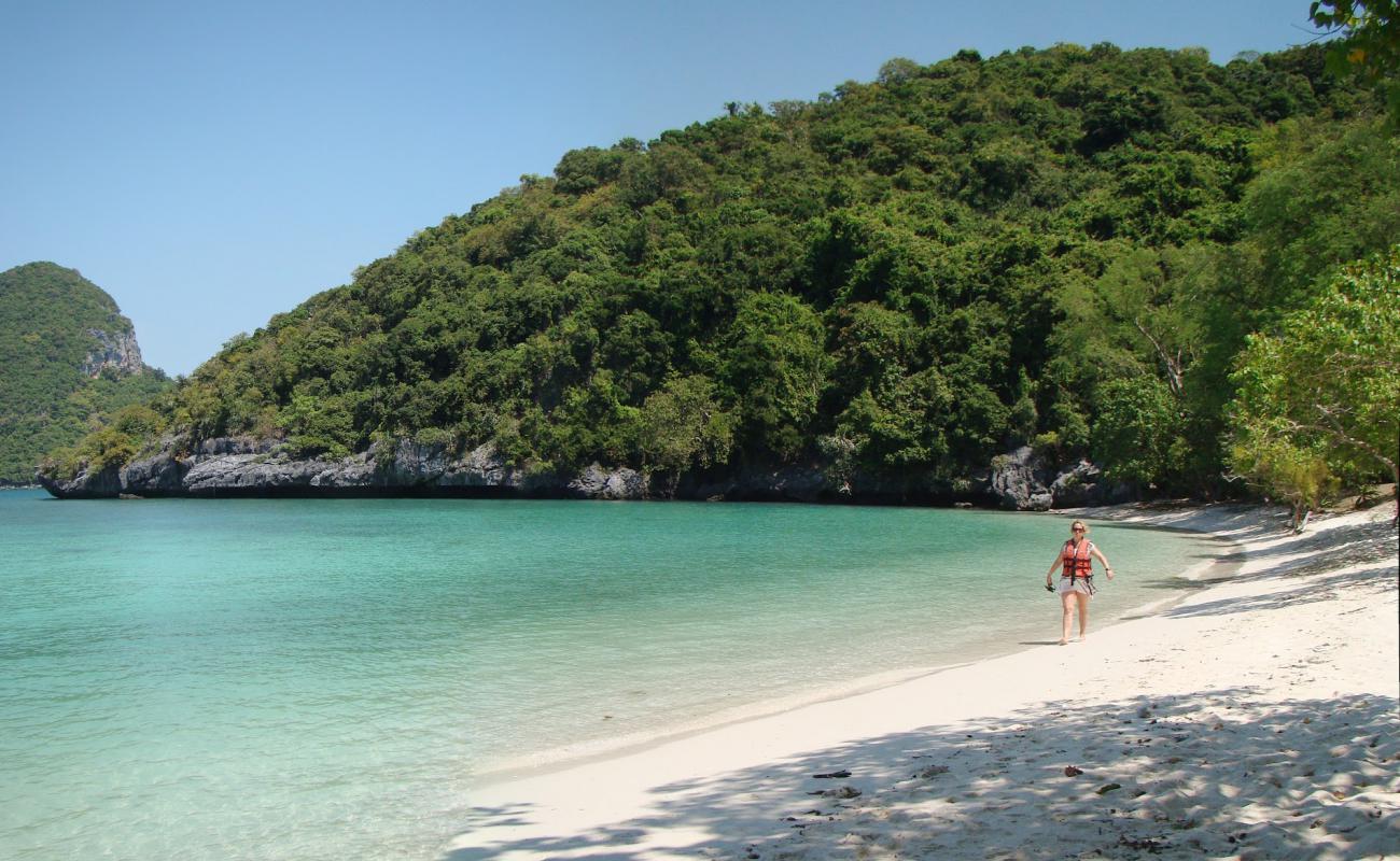 Ko Mae Ko Beach I'in fotoğrafı parlak kum yüzey ile