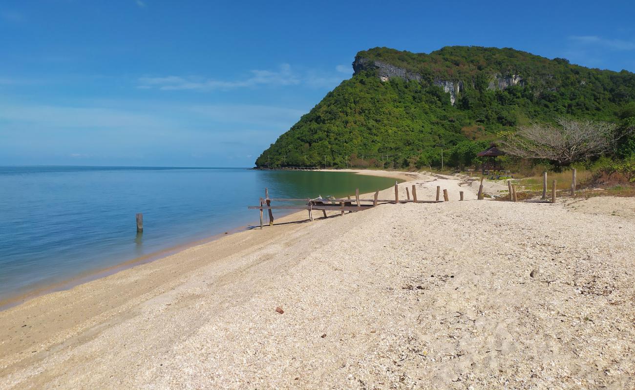 Ao Thian Beach'in fotoğrafı parlak kum yüzey ile