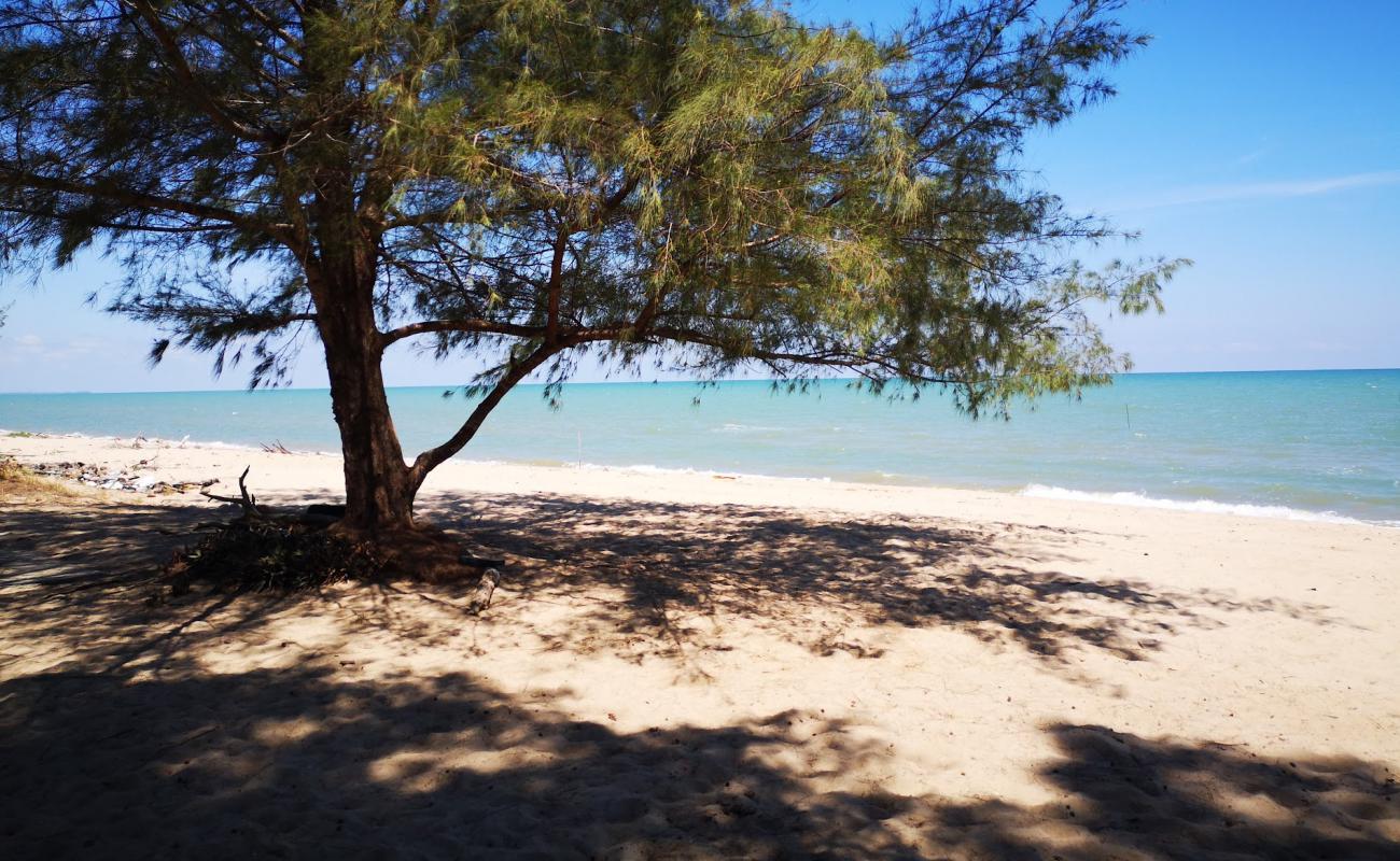 Niyom Beach'in fotoğrafı parlak kum yüzey ile